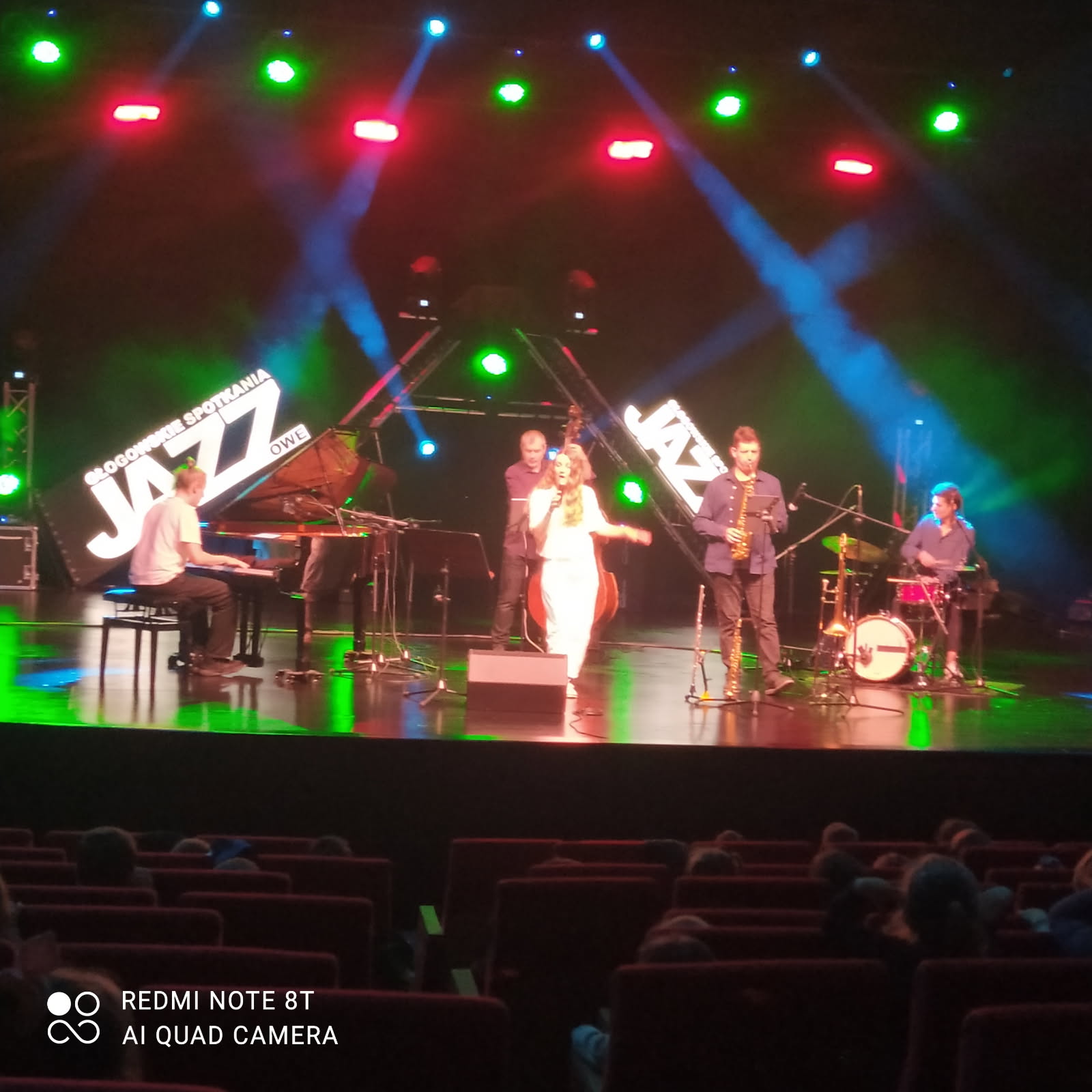  osoby przy fortepianach