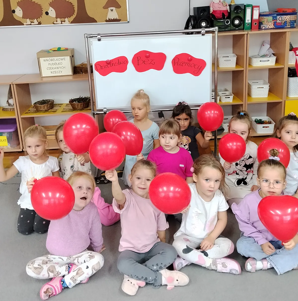  Dzieci na dywanie z balon...