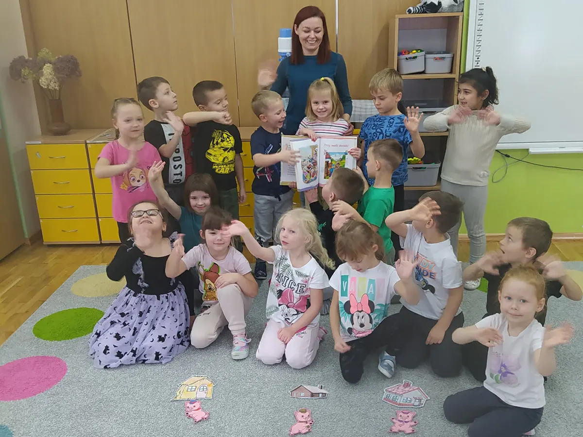  Dzieci na dywanie i naucz...